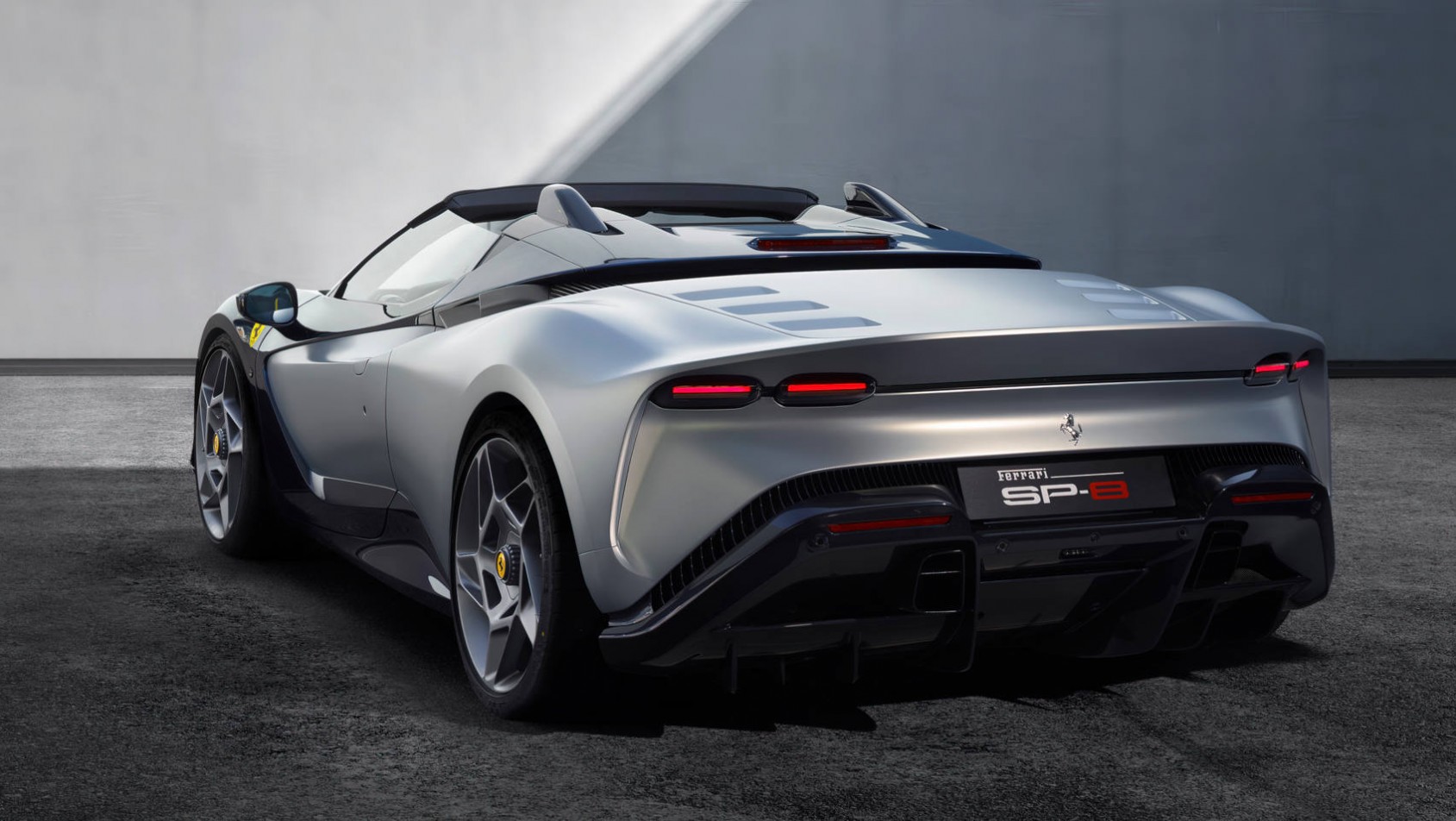 Ferrari SP-8 tył