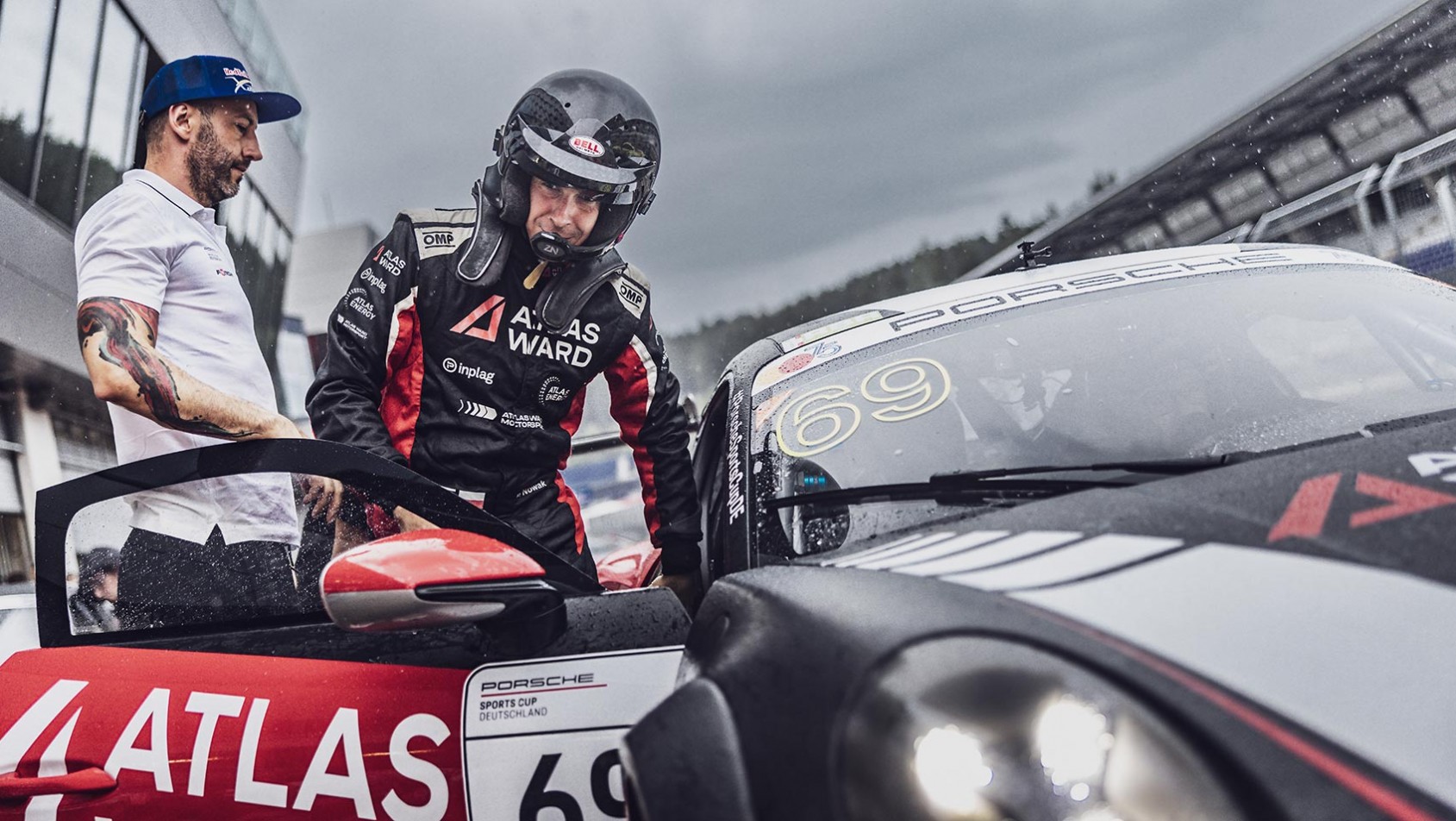 Redaktor Michał Sztorc wskakuje na prawy fotel