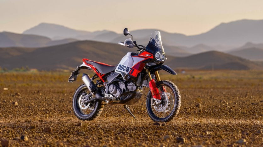 Ducati DesertX Rally na tle pustyni