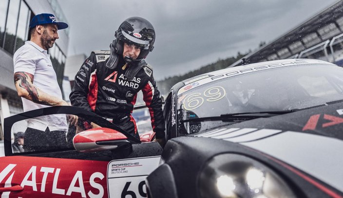 Redaktor Michał Sztorc wskakuje na prawy fotel