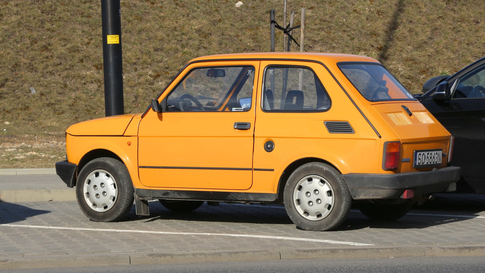Zółty Fiat 126P