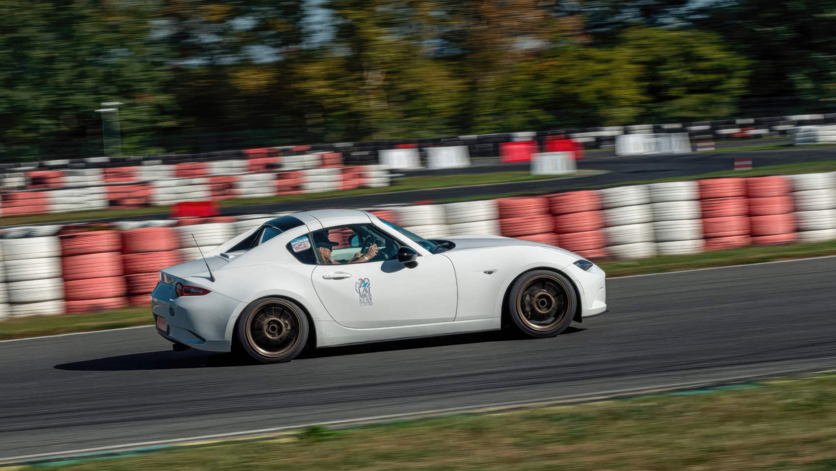 Biała Mazda MX-5