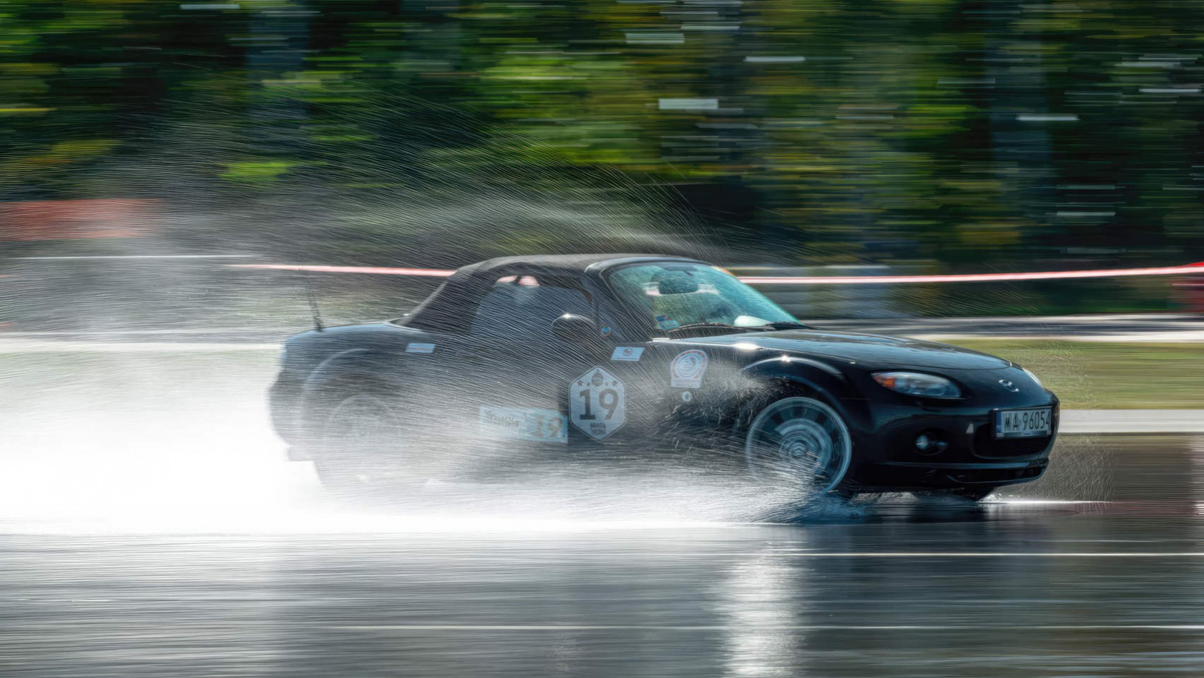Mazda MX-5 w strugach wody