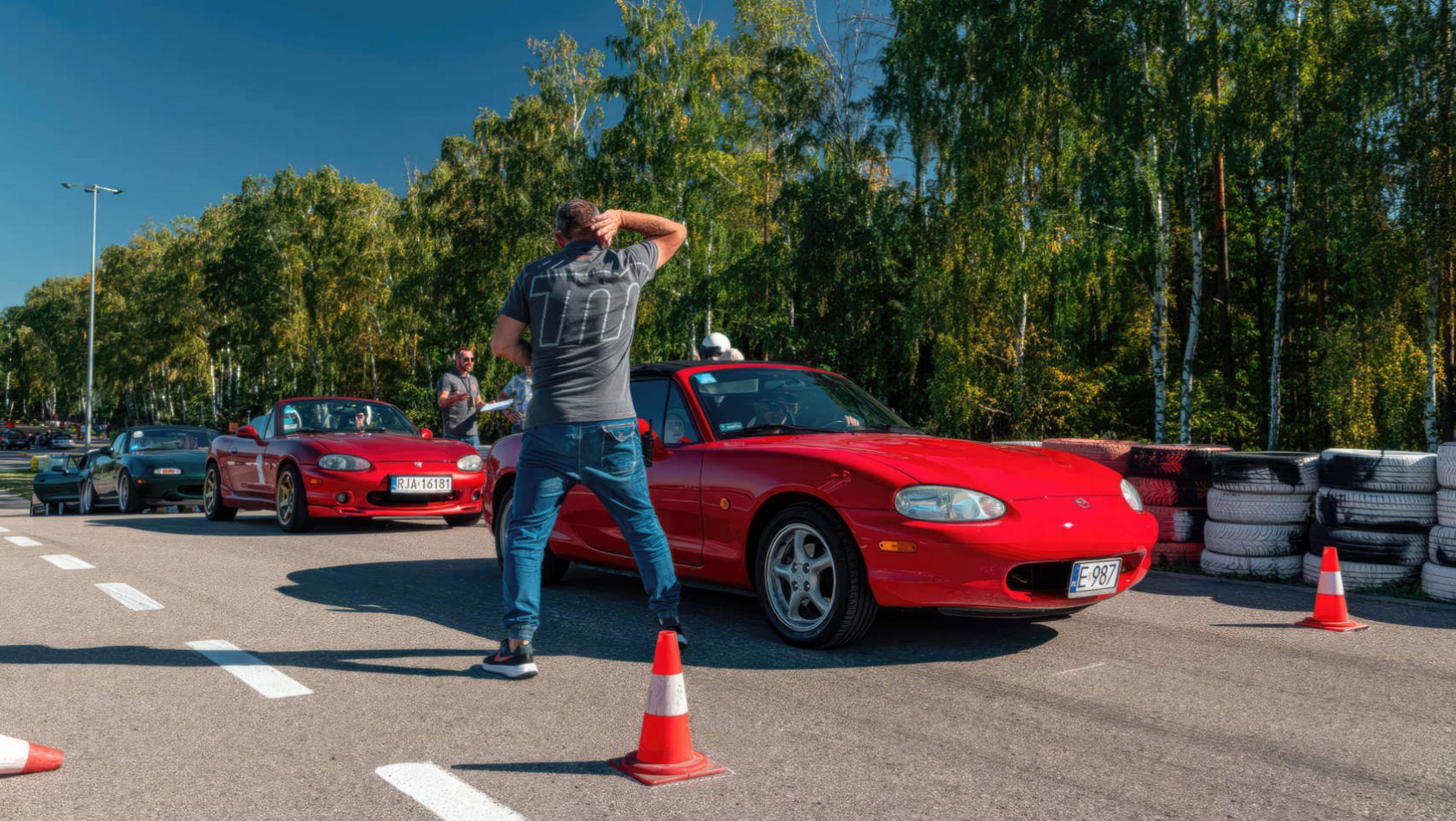 Czerwona Mazda MX-5 startuje
