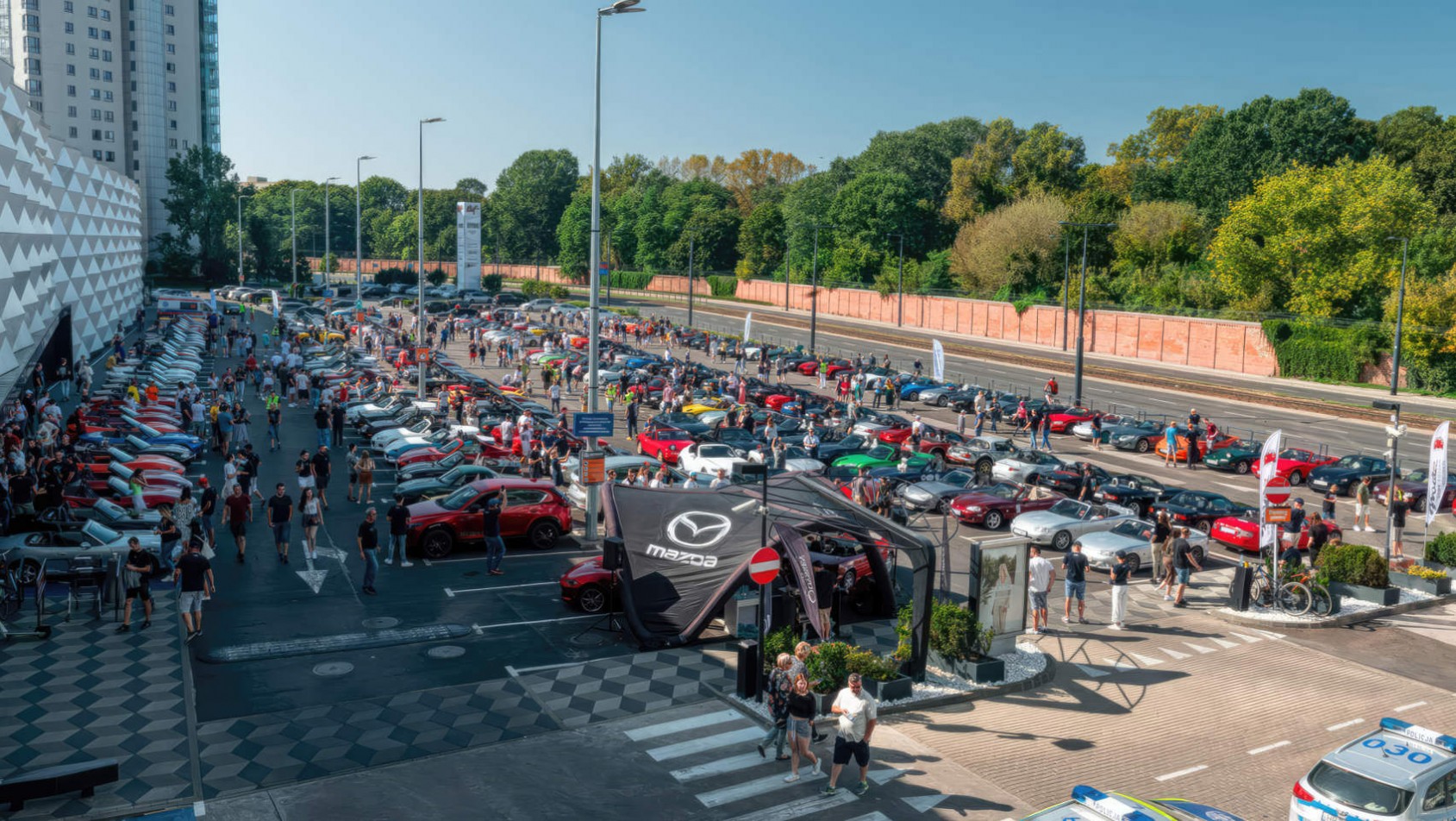 Niemal 300 aut na parkingu Klifa