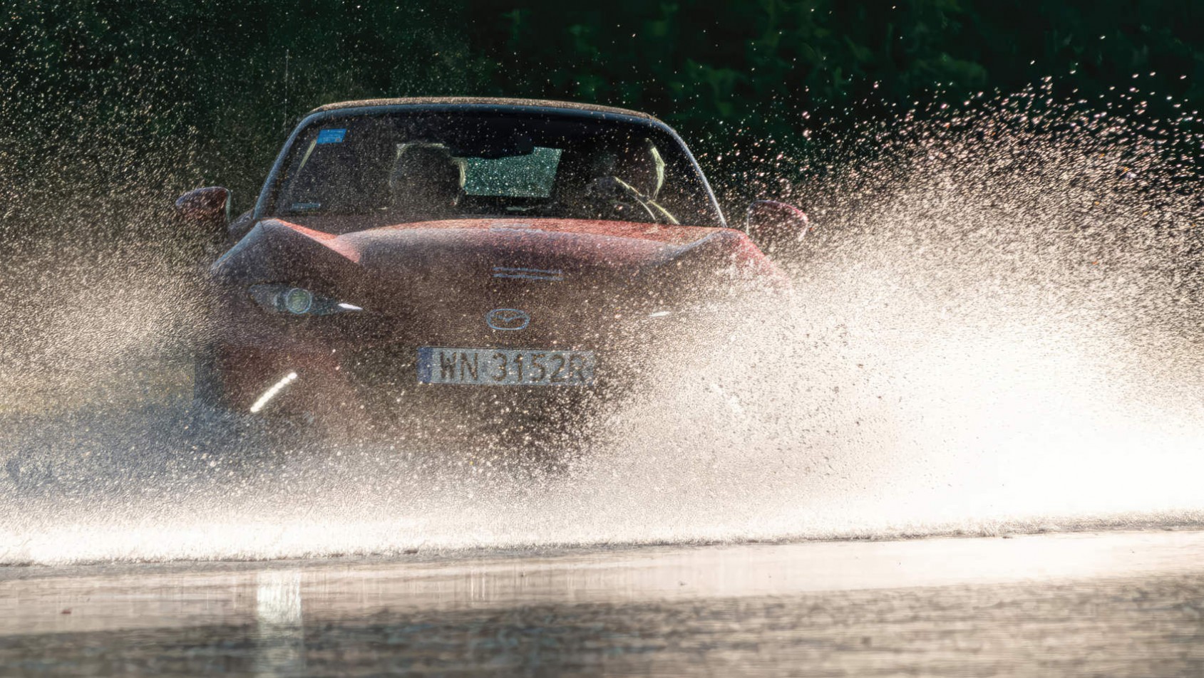 Mazda MX-5 w wodzie