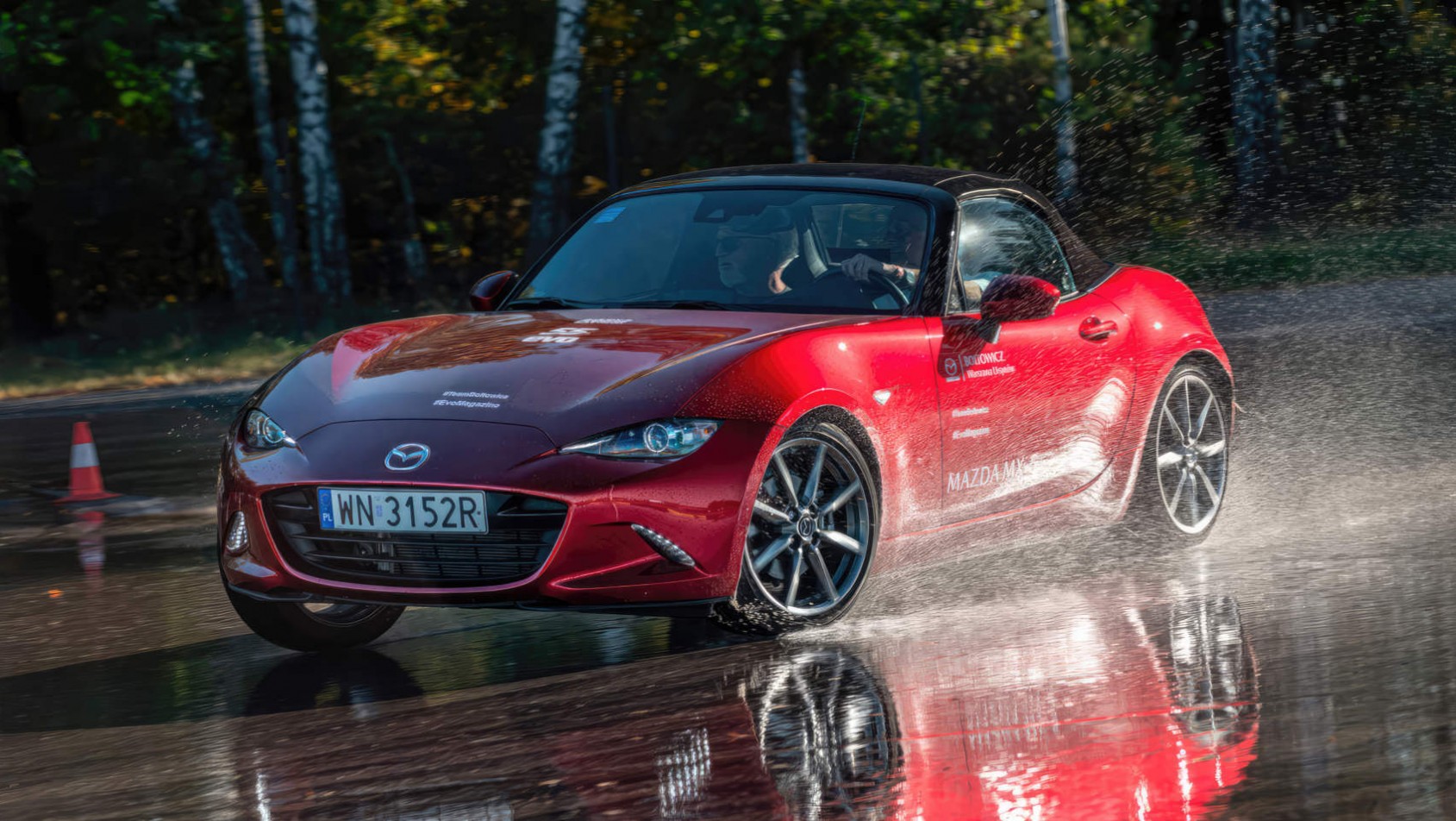 Czerwona Mazda MX-5 na torze Modlin