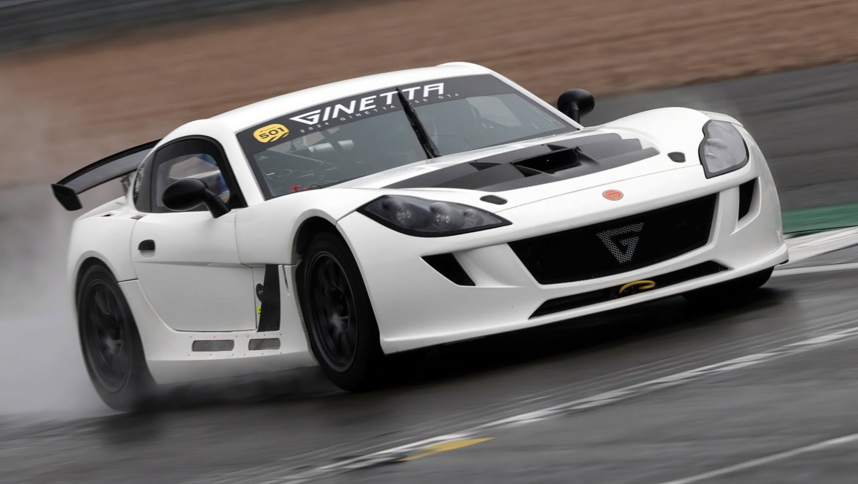 Ginetta G56 GT4 Evo 2024 w deszczu