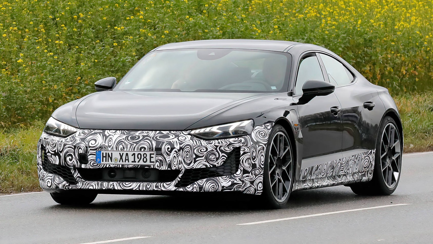 2024 Audi e-tron GT lifting spyshot