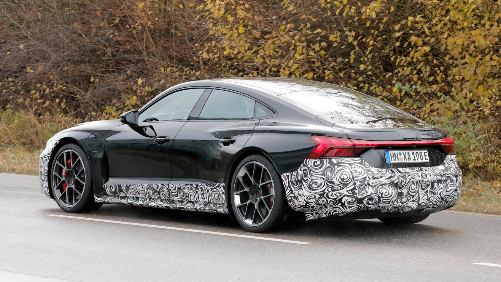 2024 Audi e-tron GT lifting spyshot design