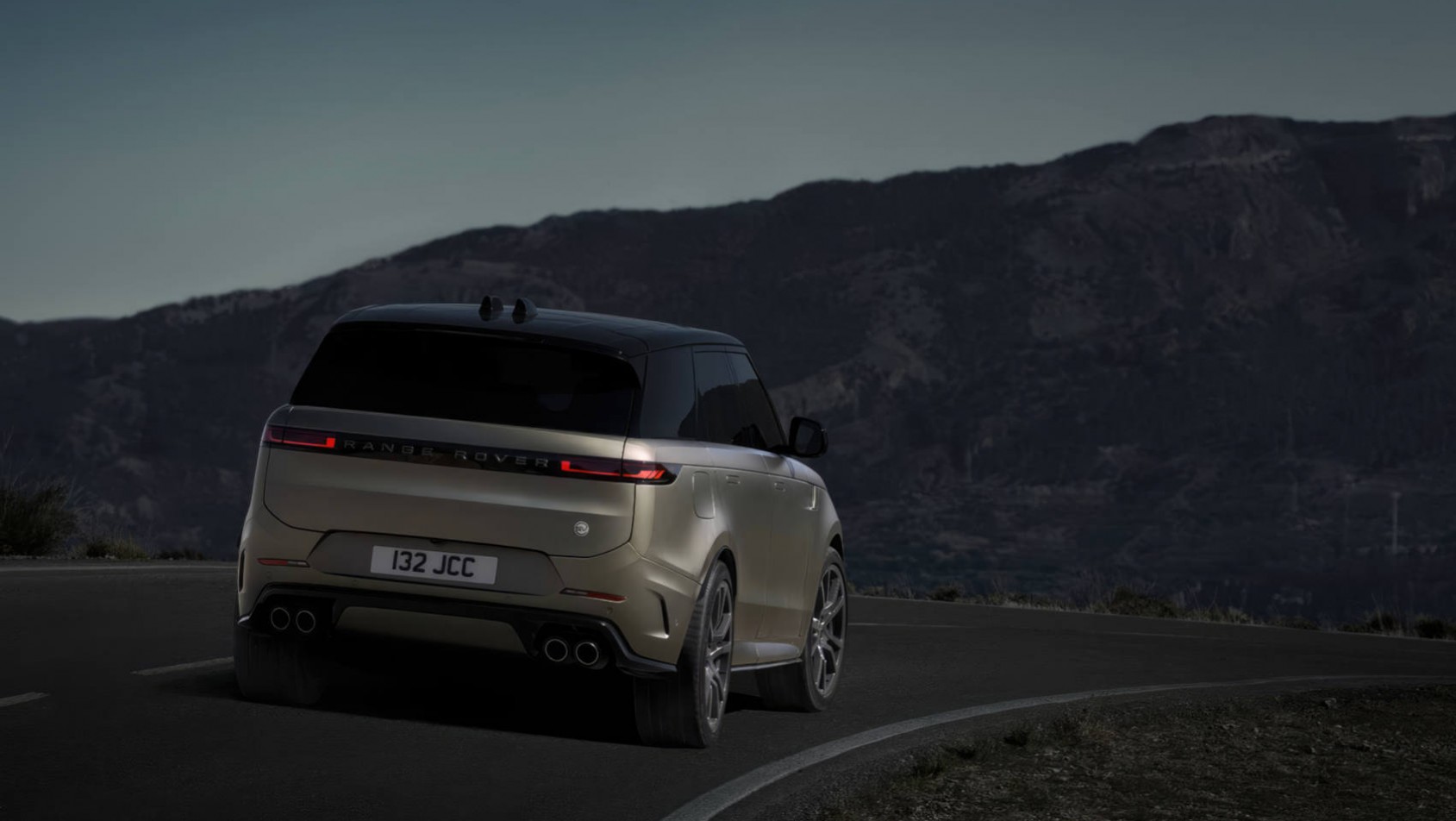 Range Rover Sport SV Range Rover Sport SV - tył auta podczas jazdy
