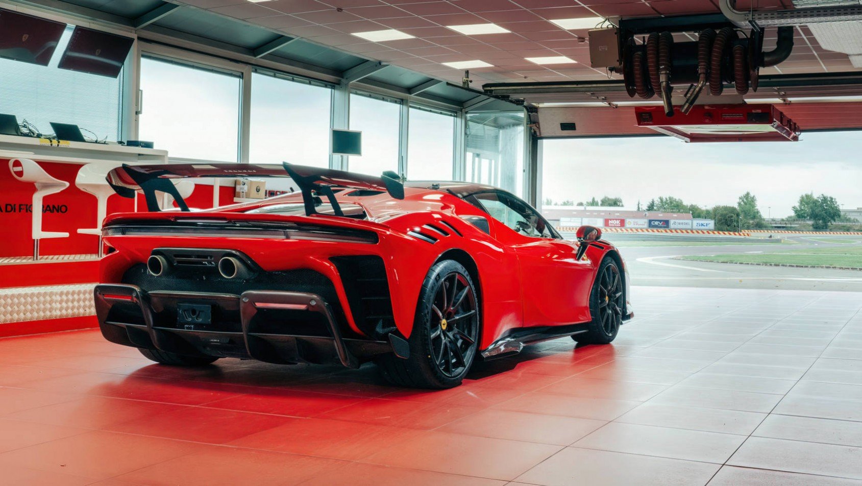 Ferrari SF90 XX Stradale w garażu