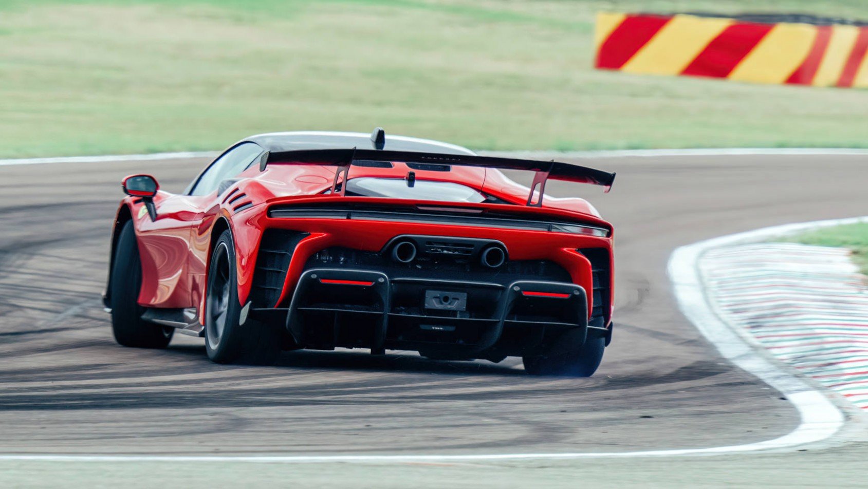 Ferrari SF90 XX Stradale w zakrętach
