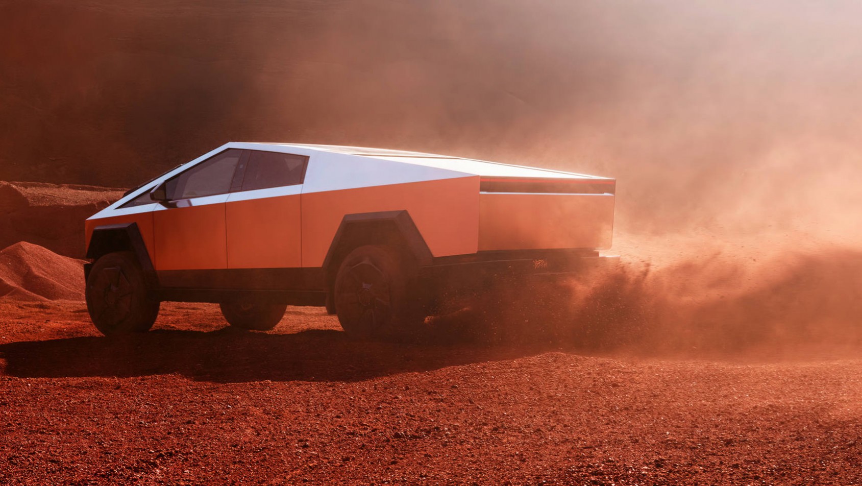 Tesla Cybertruck produkcyjna na pustyni tył