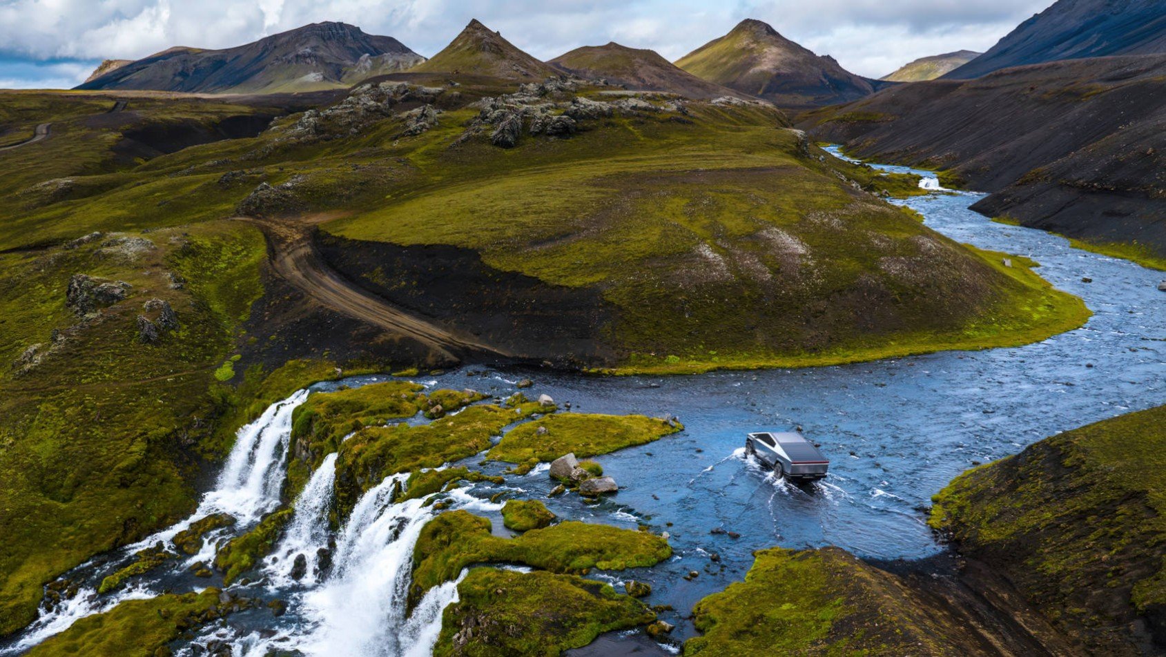 Tesla Cybertruck produkcyjna w terenie