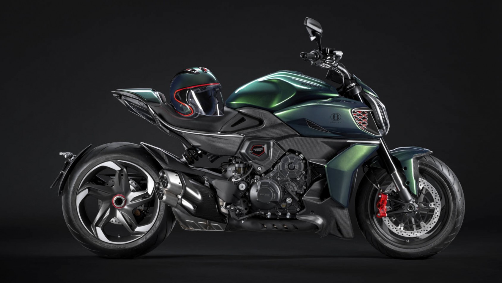 Ducati Diavel for Bentley z boku