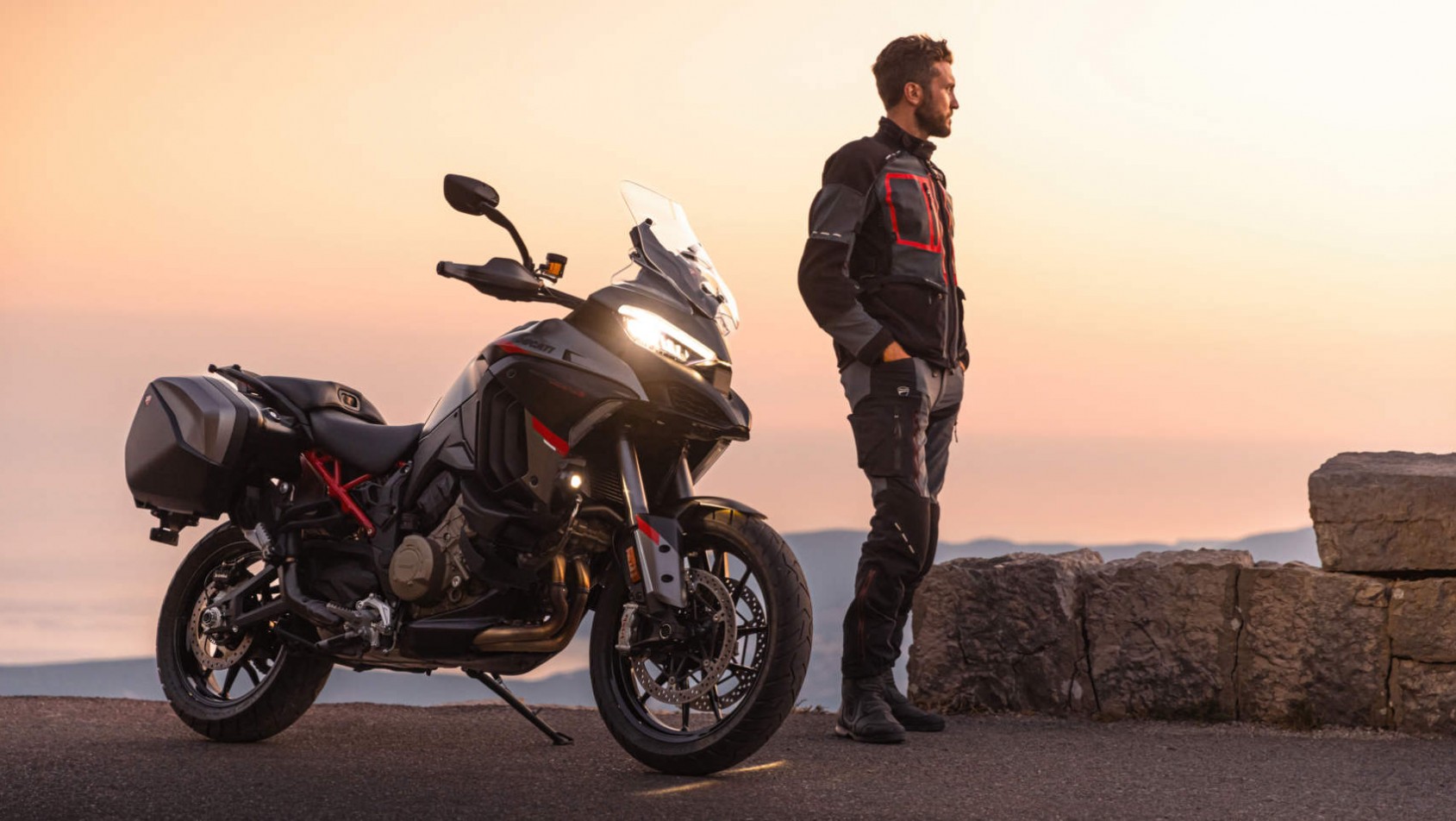 Multistrada V4 S Grand Tour - na tle zachodzącego słońca