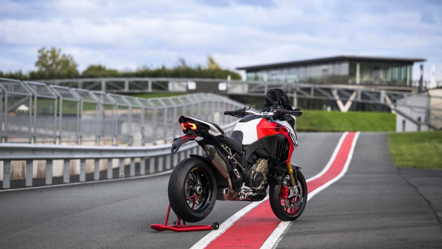 Multistrada V4 RS na torze