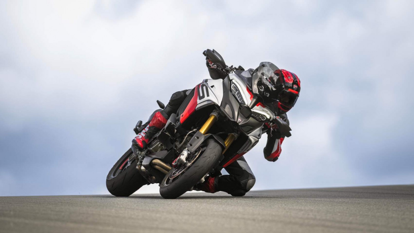 Multistrada V4 RS w zakręcie