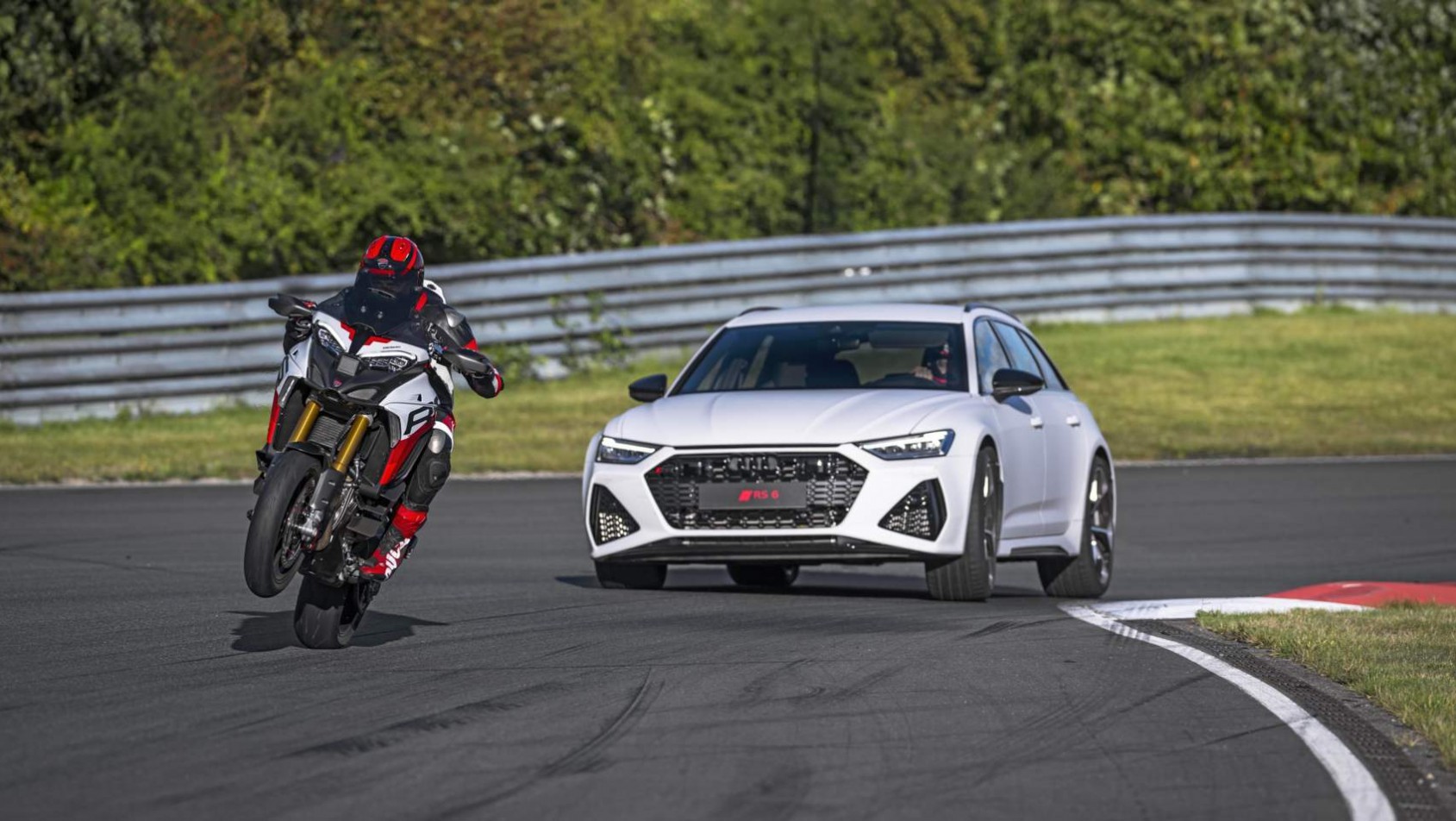 Multistrada V4 RS ściga się z Audi