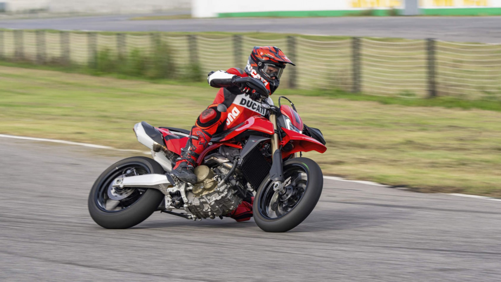 Hypermotard 698 Mono - w poślizgu