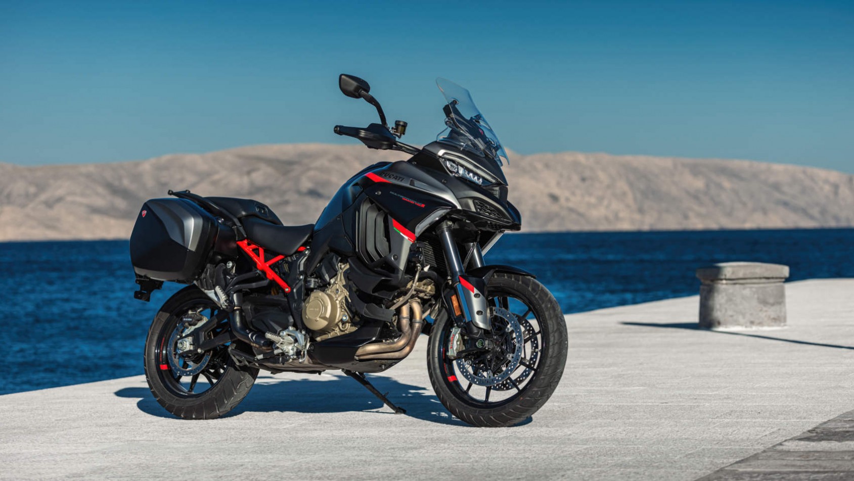 Multistrada V4 S Grand Tour - widok z boku na tle morza
