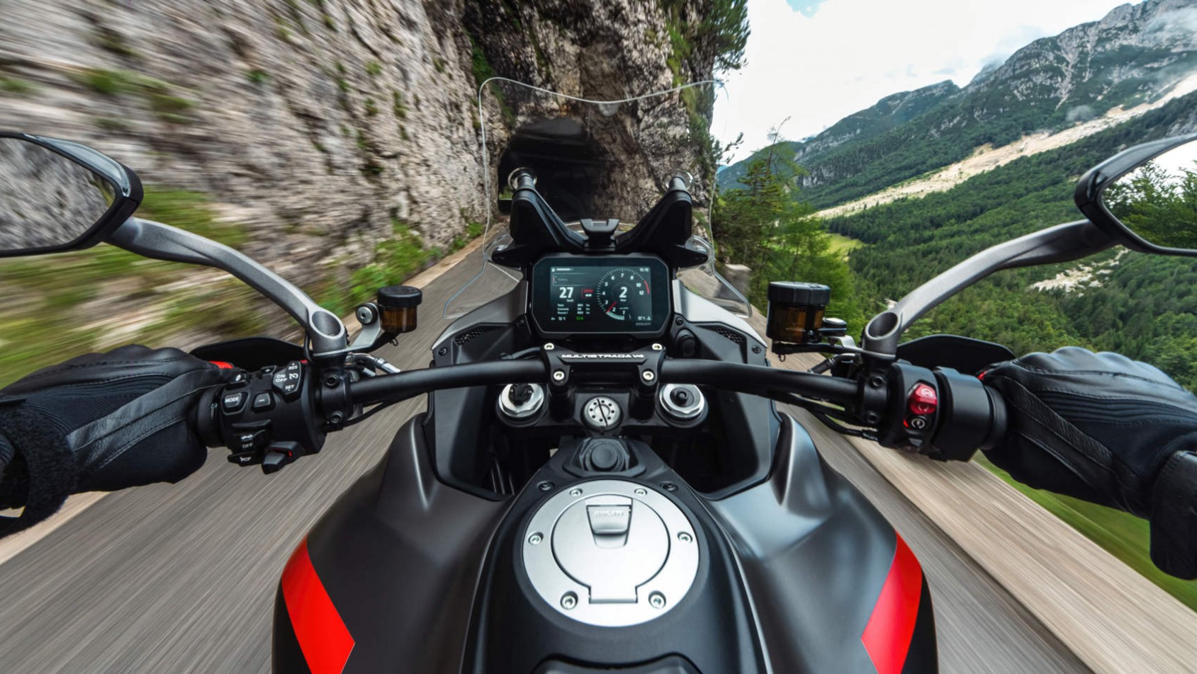 Multistrada V4 S Grand Tour - widok zza kierownicy