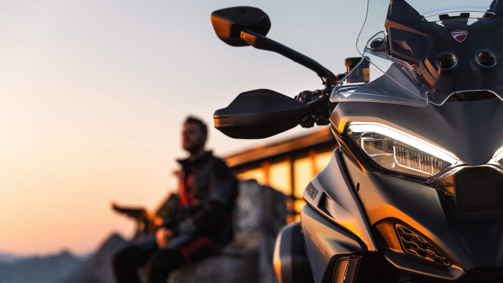 Multistrada V4 S Grand Tour podczas postoju