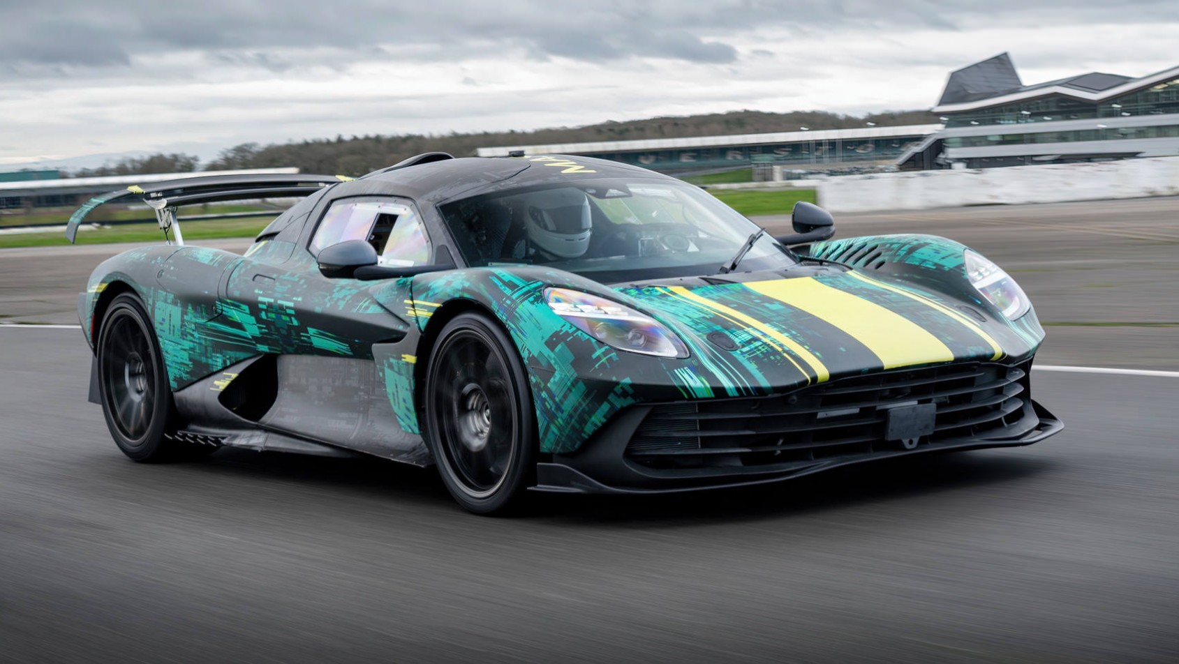 Aston Martin Valhalla silverstone kamuflaż