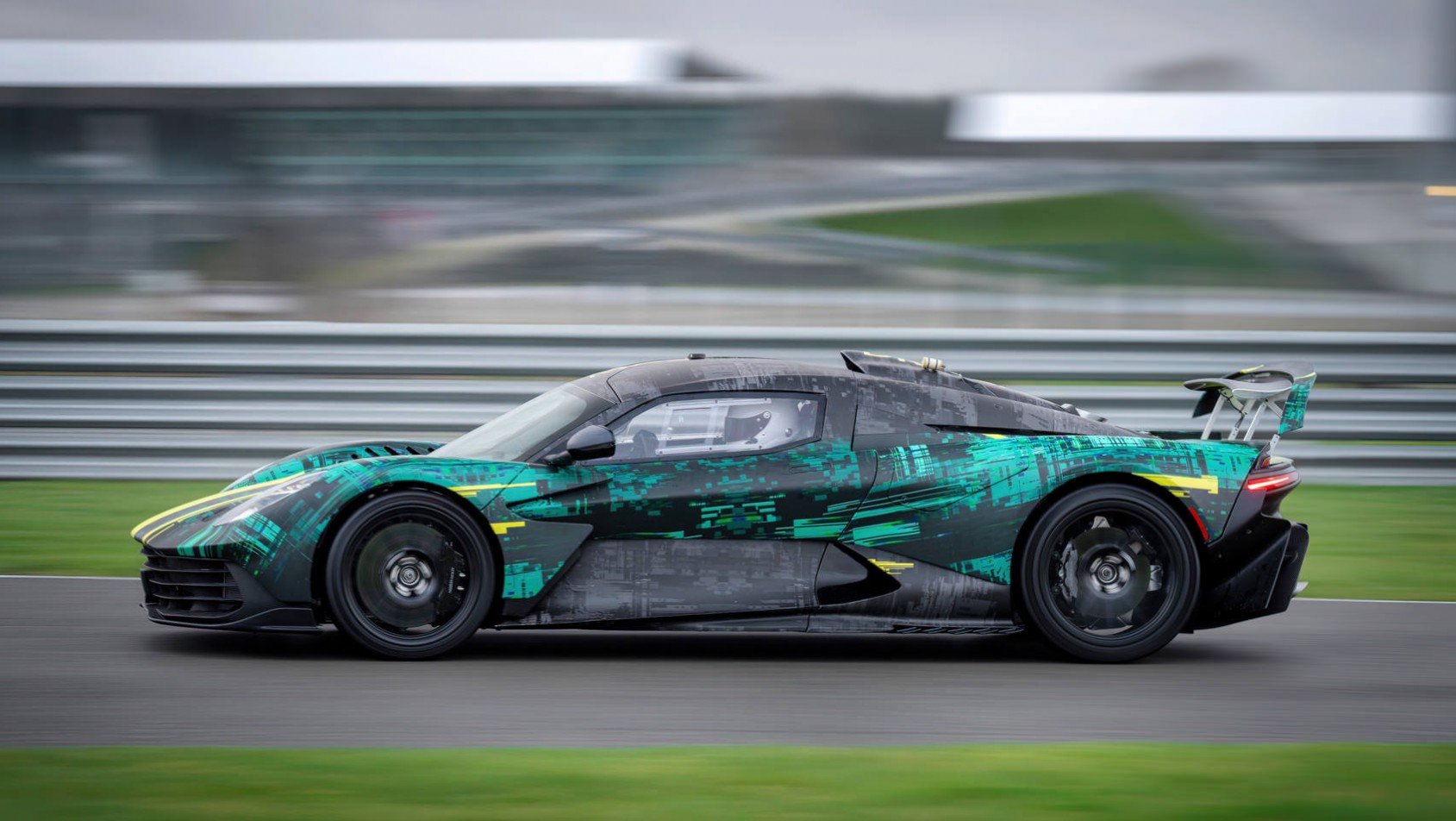 Aston Martin Valhalla profil kamuflaż