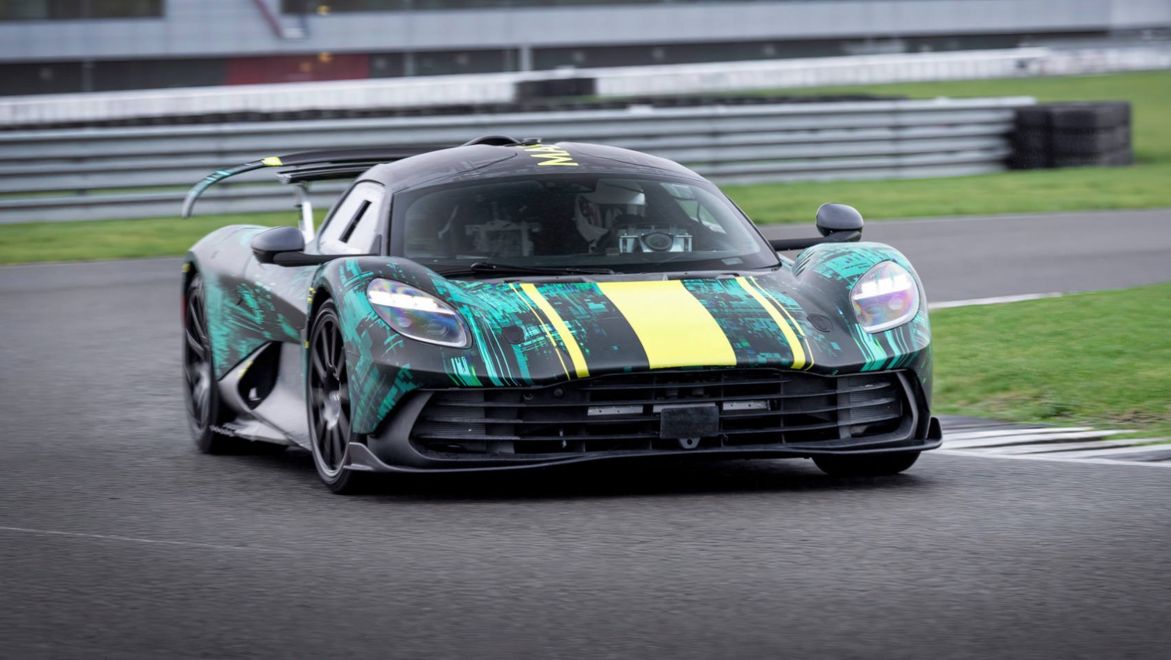 Aston Martin Valhalla testy silverstone kamuflaż