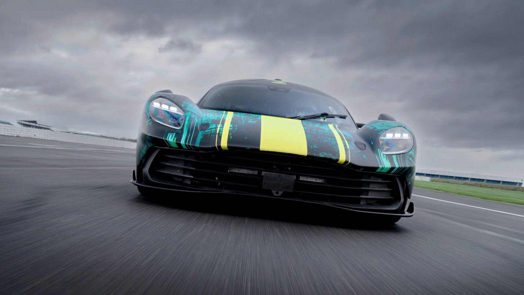 Aston Martin Valhalla testy silverstone przód