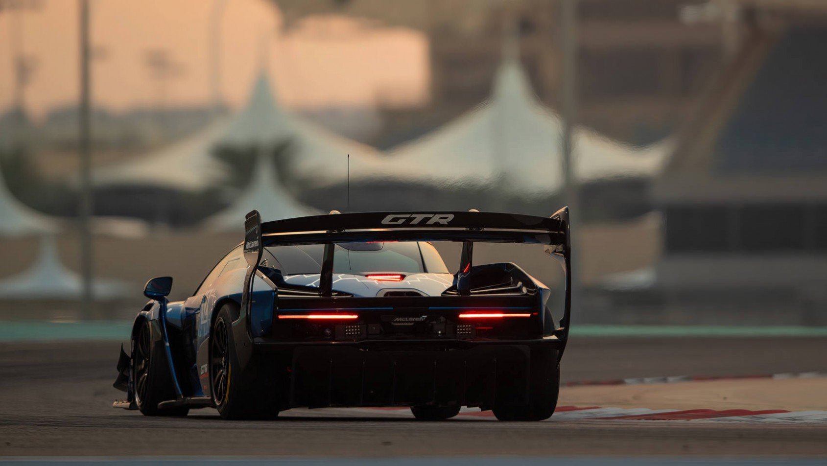 McLaren Senna GTR lampy tył