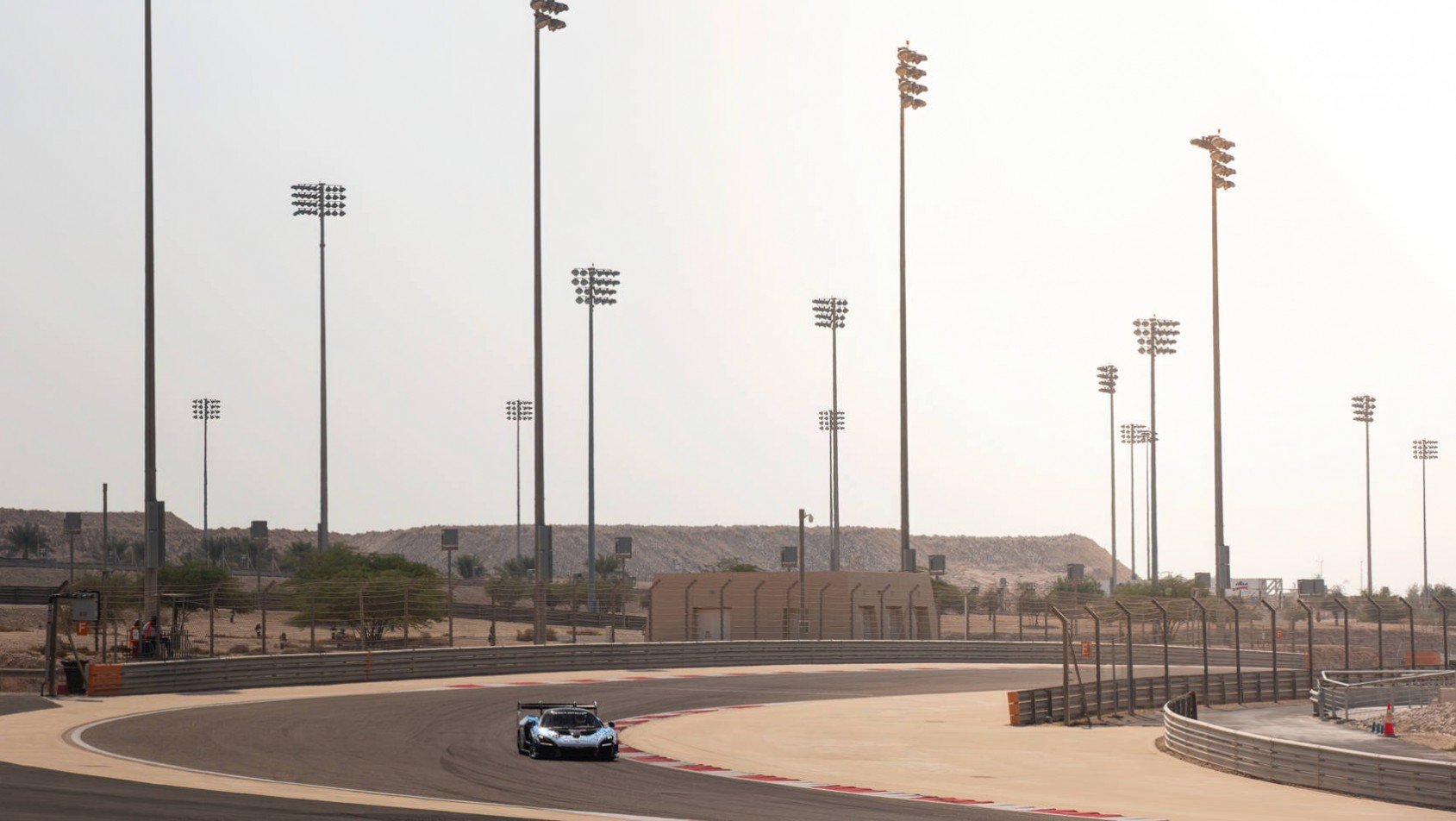 McLaren Senna GTR w zakręcie