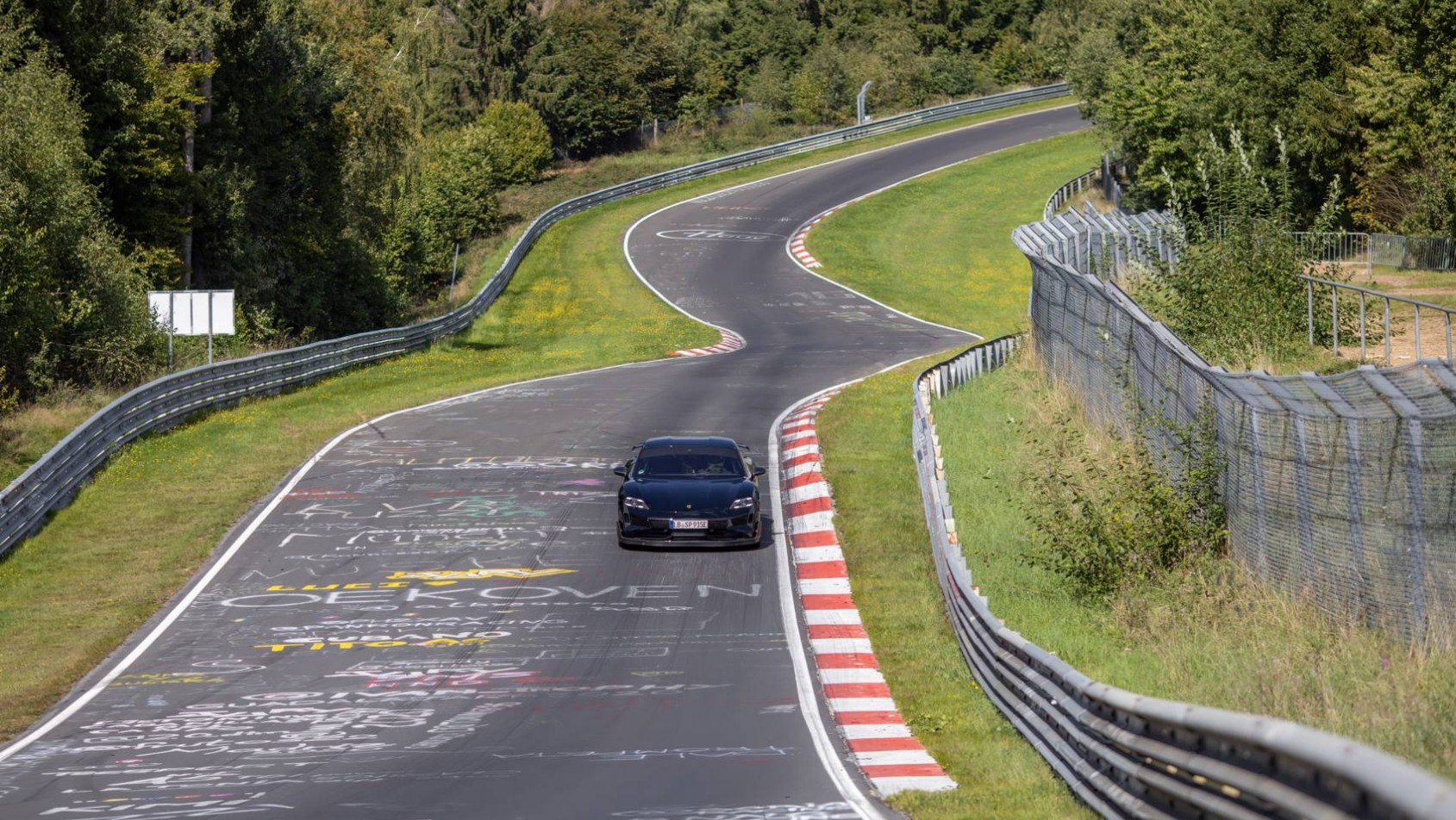 Porsche Taycan Turbo GT na nurburgringu przejazd