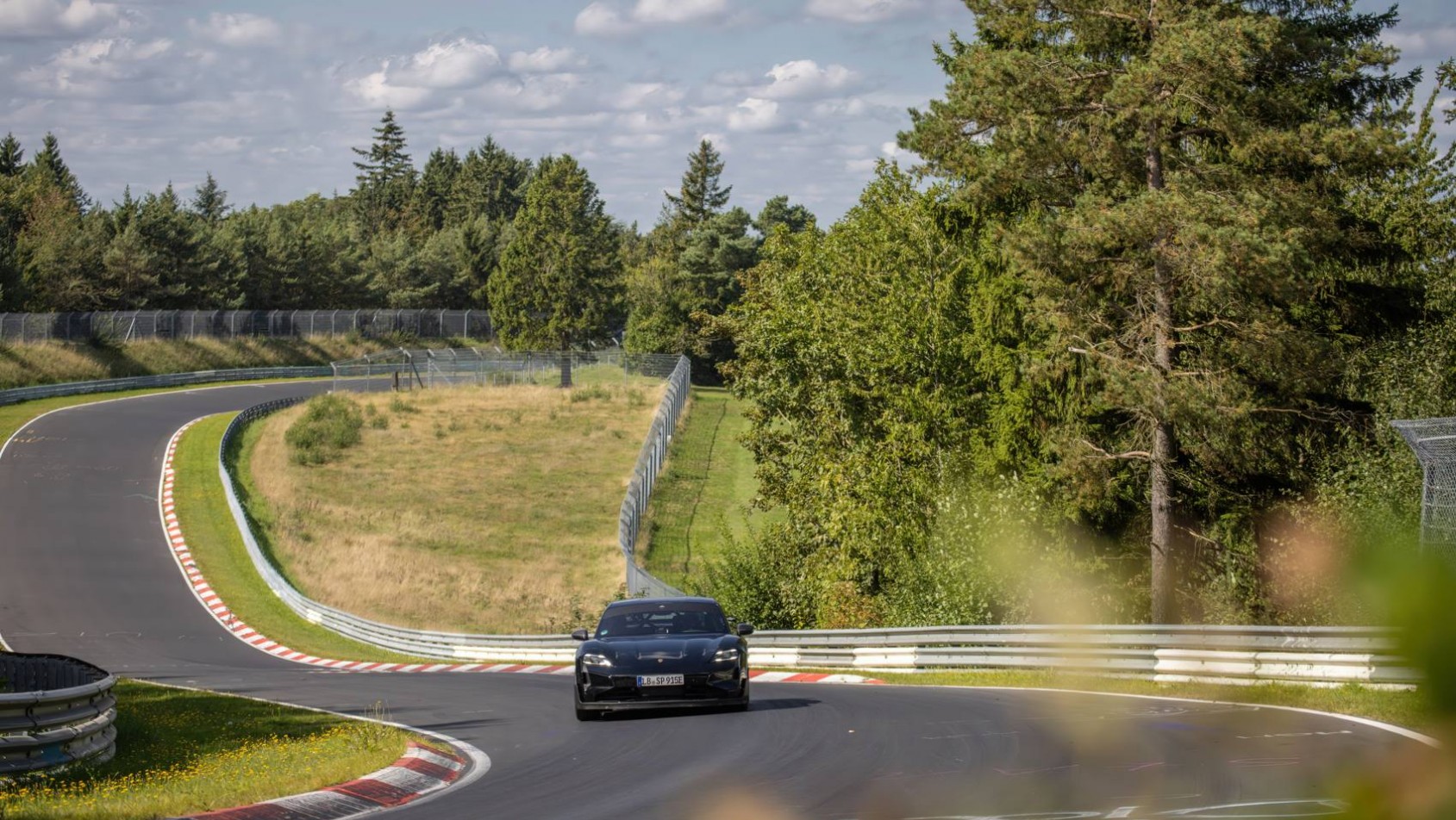Porsche Taycan Turbo GT na nurburgringu zakręty