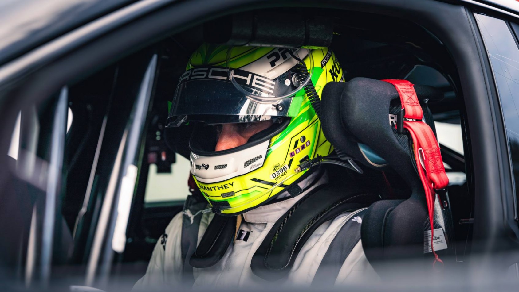 Porsche Taycan Turbo GT na nurburgringu kierowca