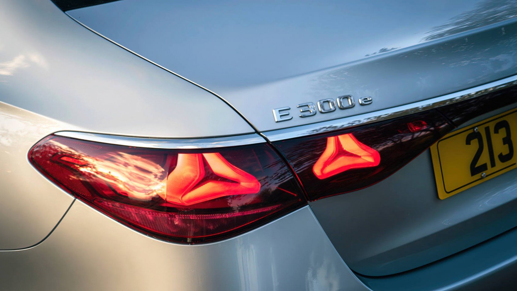 2024 Mercedes-Benz E300e detal lampy