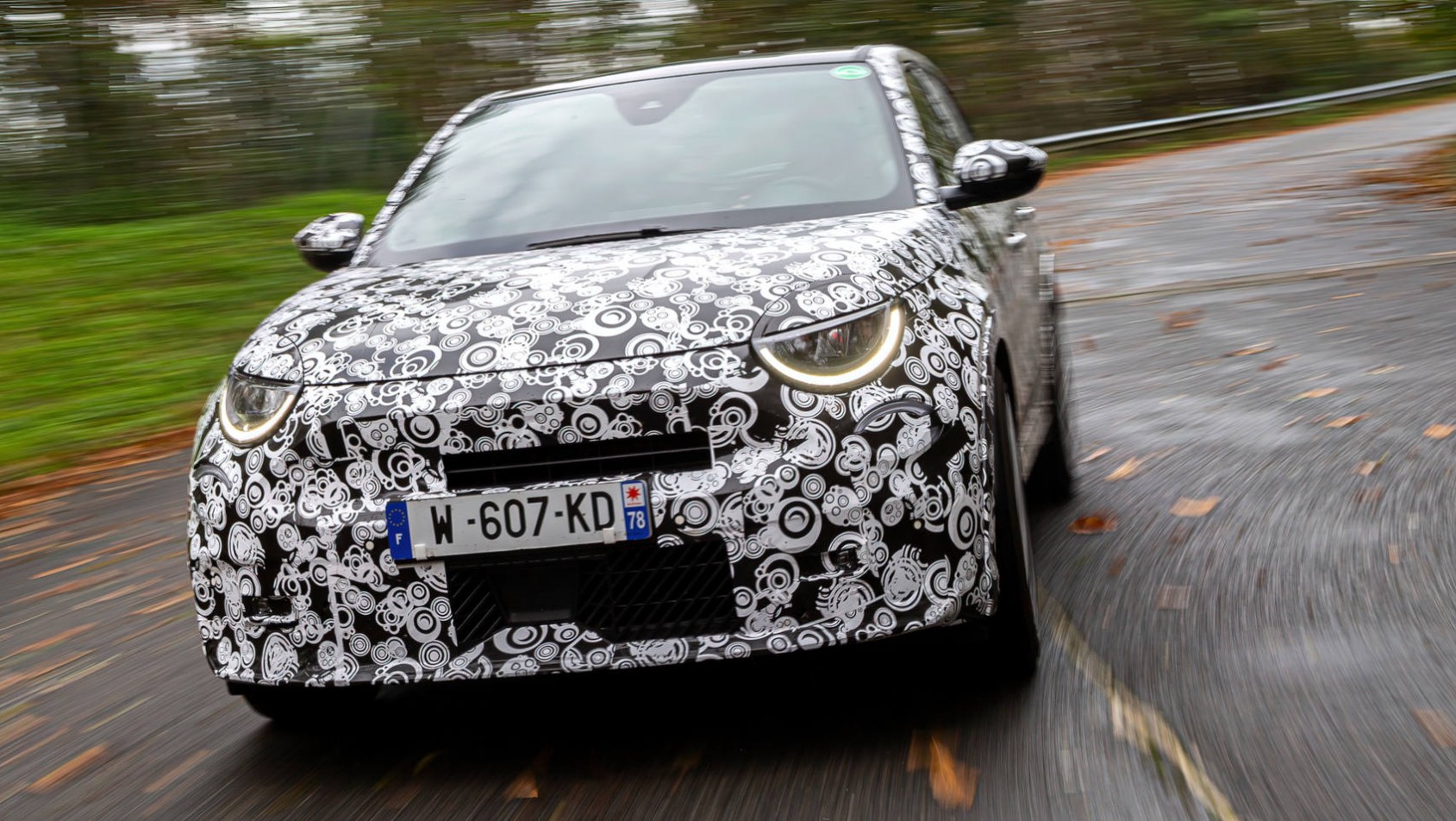 Abarth 600e teaser jazda