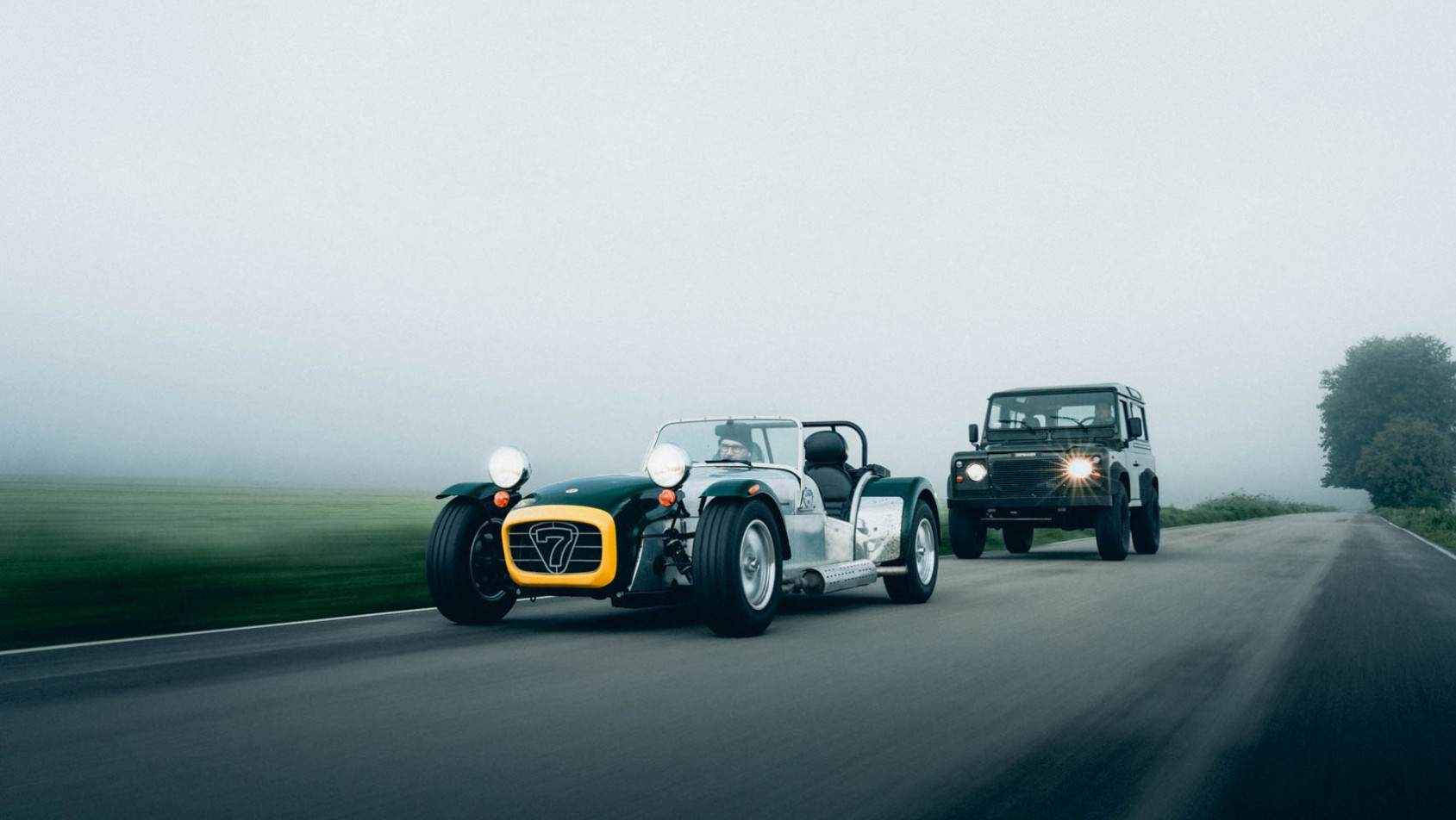 caterham caterham i defender razem