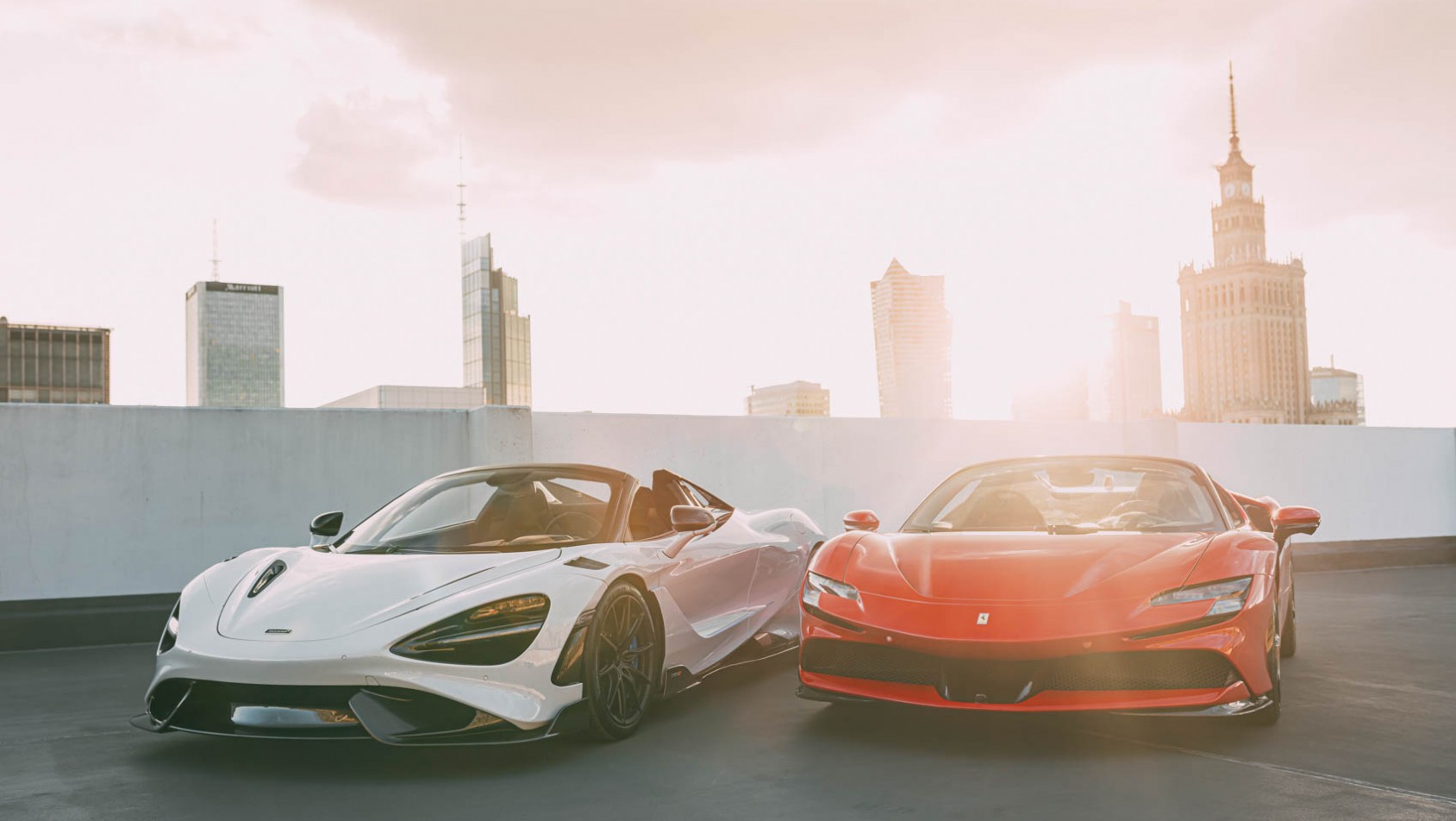 McLaren 765LT Spider vs Ferrari SF90 Spider w słońcu