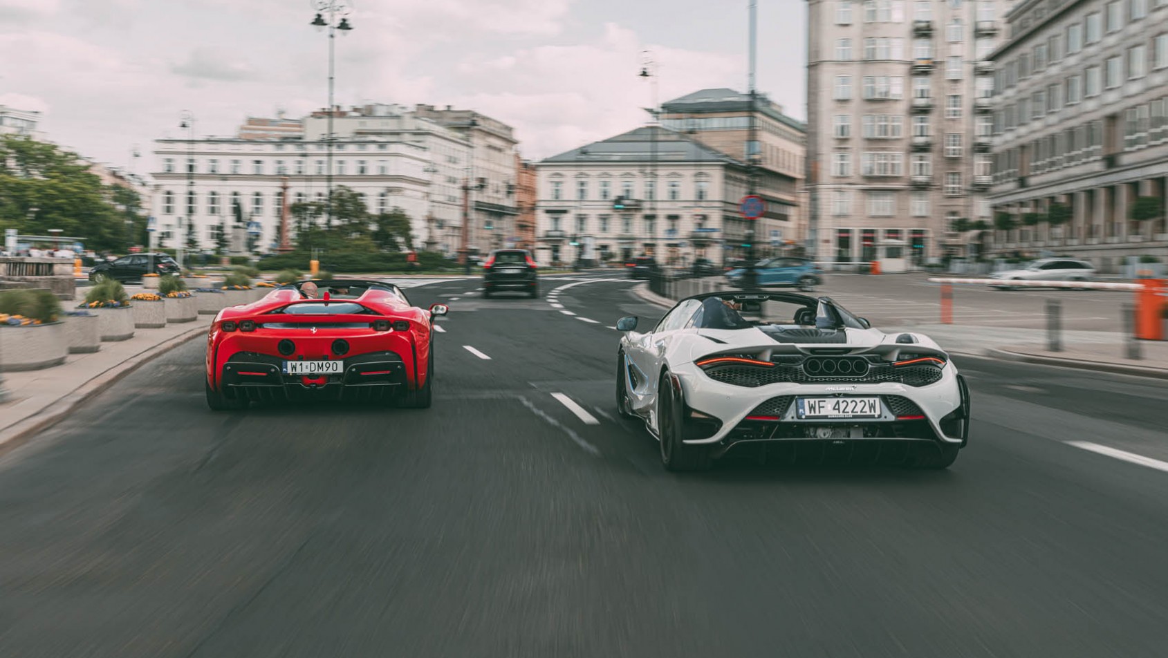 McLaren 765LT Spider vs Ferrari SF90 Spider ulica