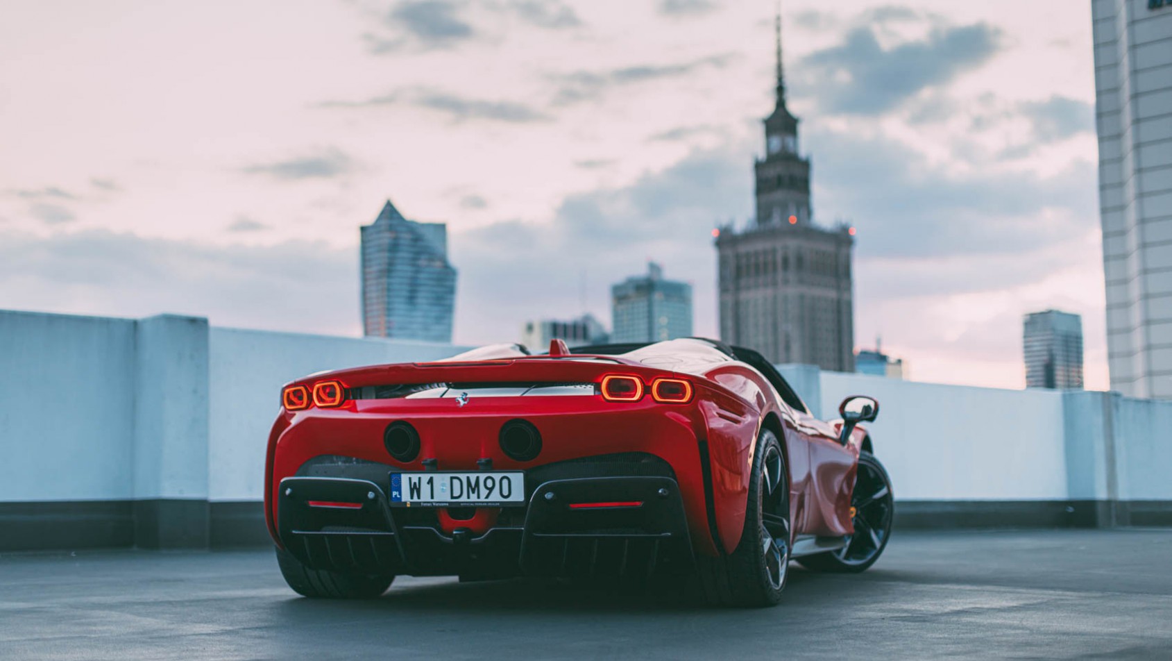 McLaren 765LT Spider vs Ferrari SF90 Spider tył ferrari