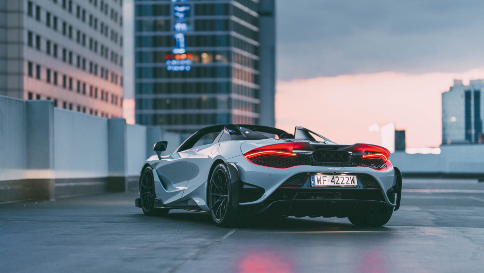 McLaren 765LT Spider vs Ferrari SF90 Spider mclaren tył