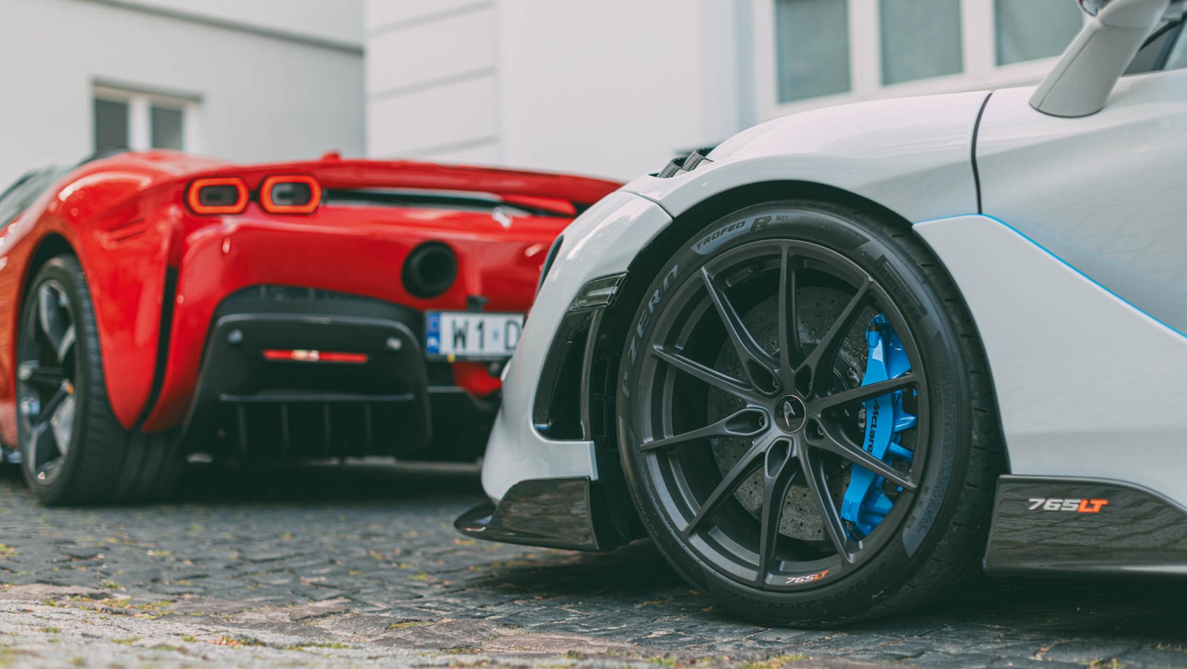 McLaren 765LT Spider vs Ferrari SF90 Spider hamulce