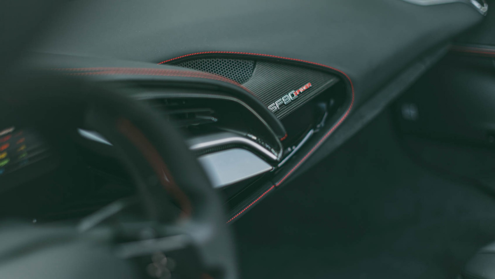 McLaren 765LT Spider vs Ferrari SF90 Spider  wnętrze ferrari