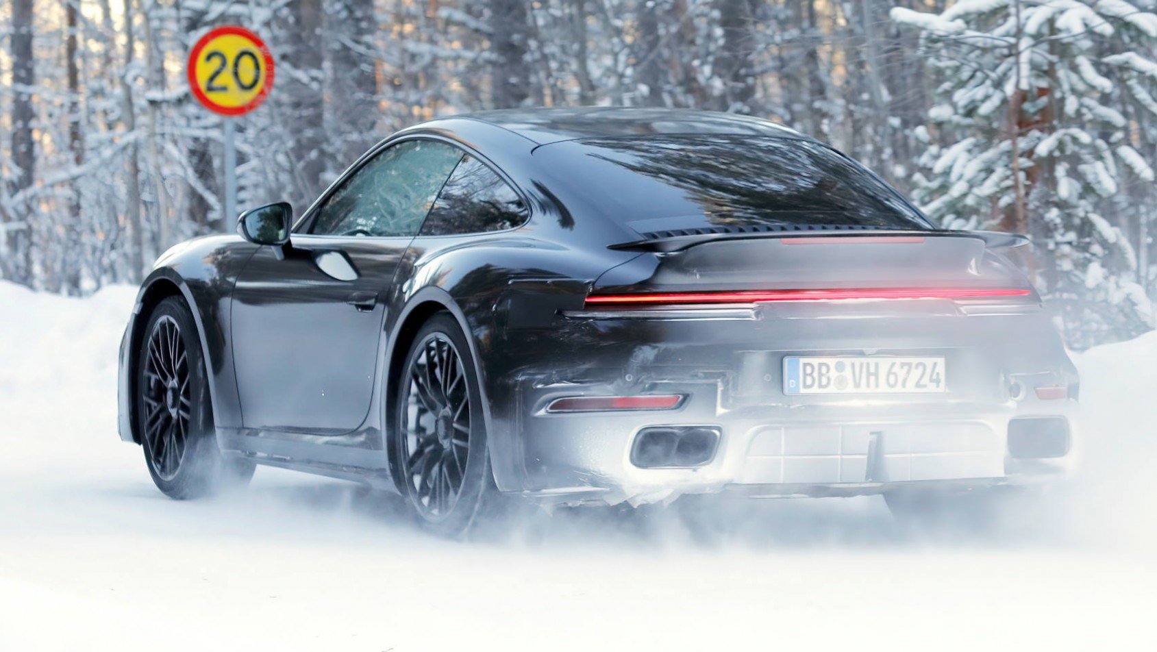 Porsche 911 992.2 turbo spyshot zima