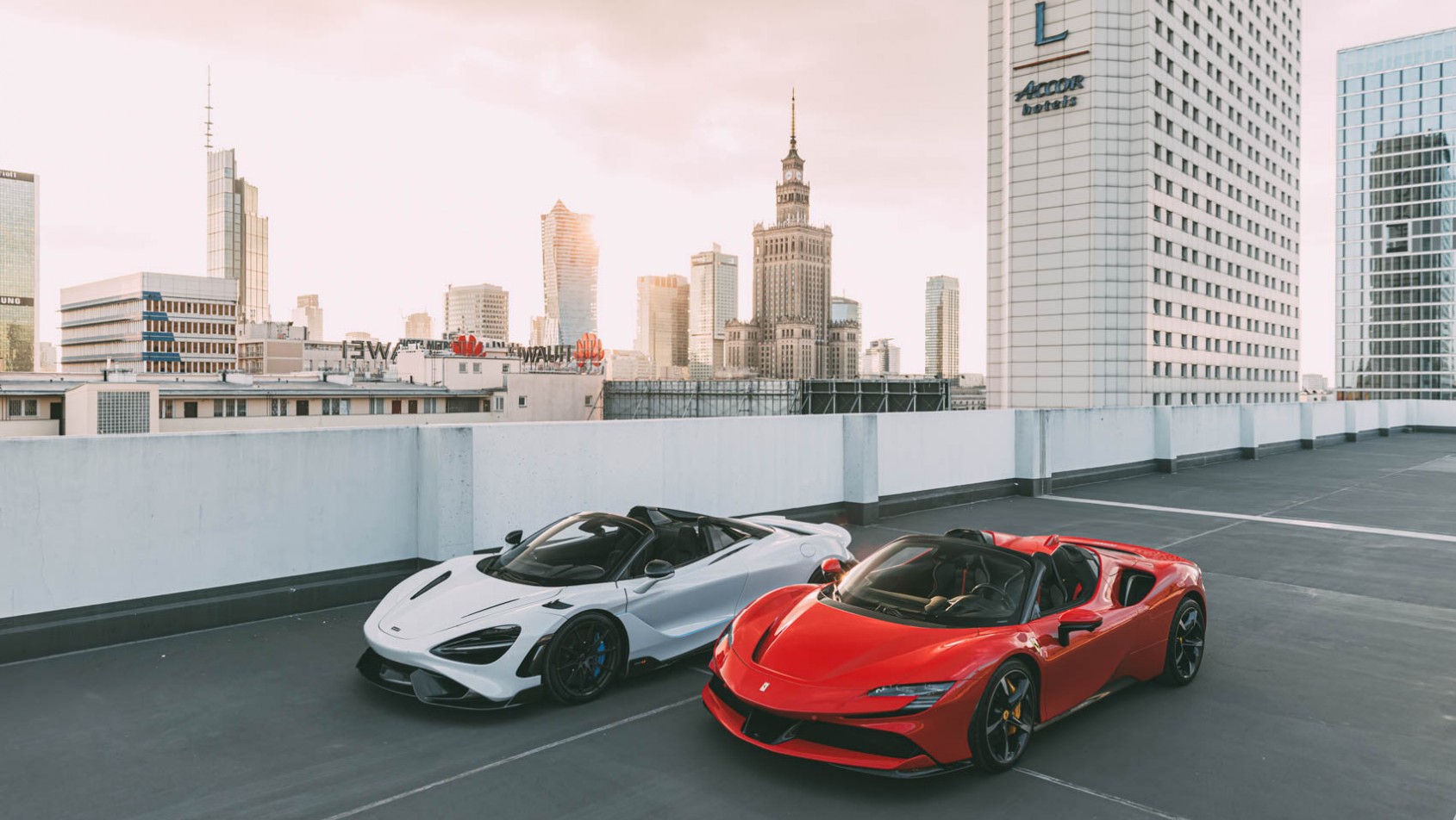 McLaren 765LT Spider vs Ferrari SF90 Spider główne