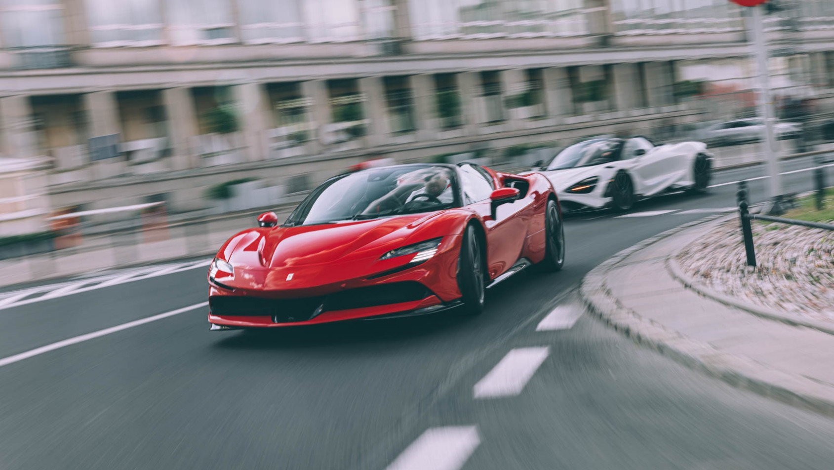 McLaren 765LT Spider vs Ferrari SF90 Spider w zakręcie