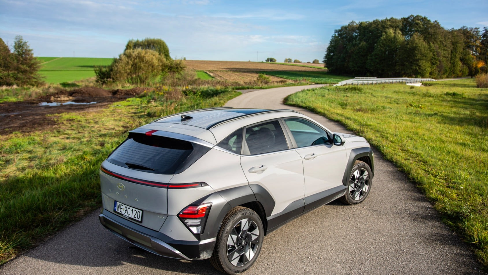 Hyundai Kona II wiejski krajobraz